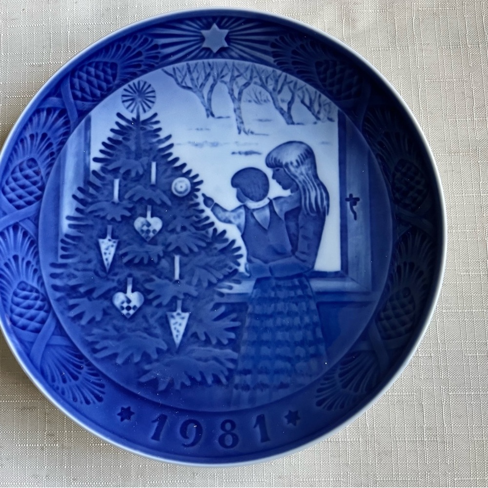 1981 Royal Copenhagen Christmas Plate “Admiring The Christmas Tree” - Picture 4 of 6